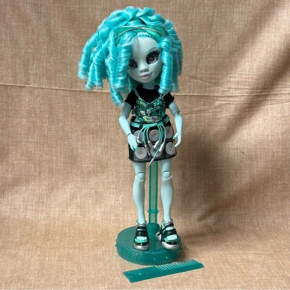 Rainbow High Shadow High Berrie Skies Blue Fashion Doll. Fashionable Outfit - Picture 2 of 6